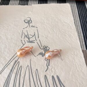 Natural baroque earrings